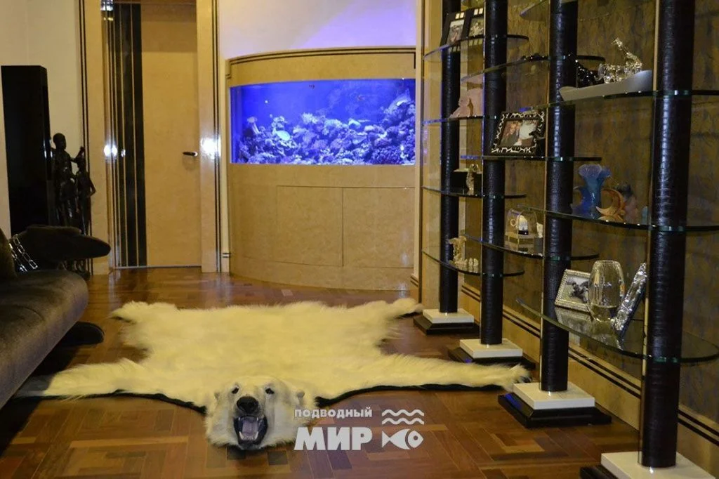 Угловой морской аквариум 1700 л — общий вид в интерьере загородного дома